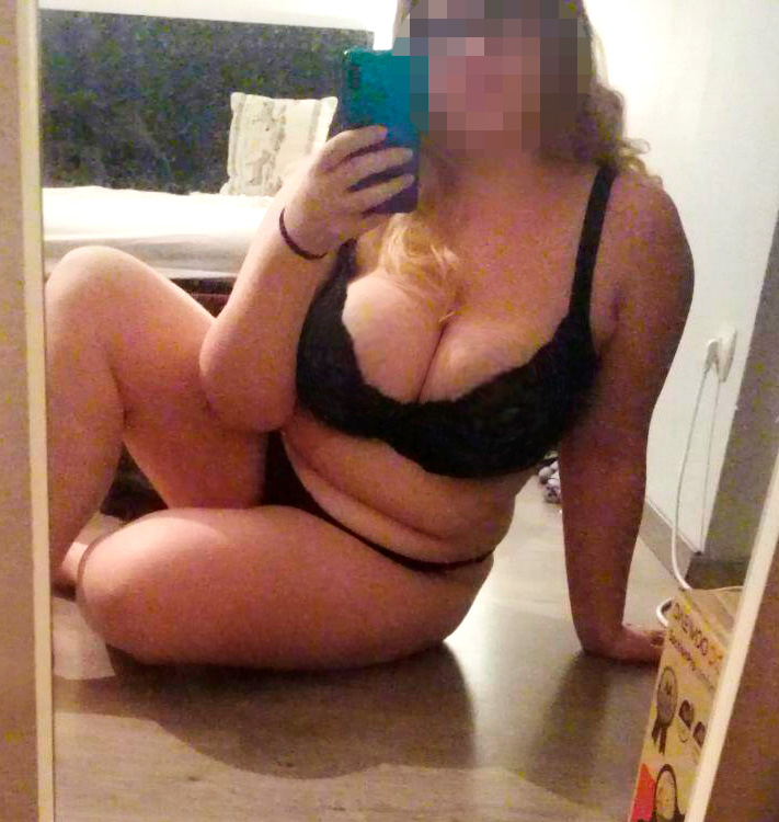 selfie femme ronde sexy en lingerie